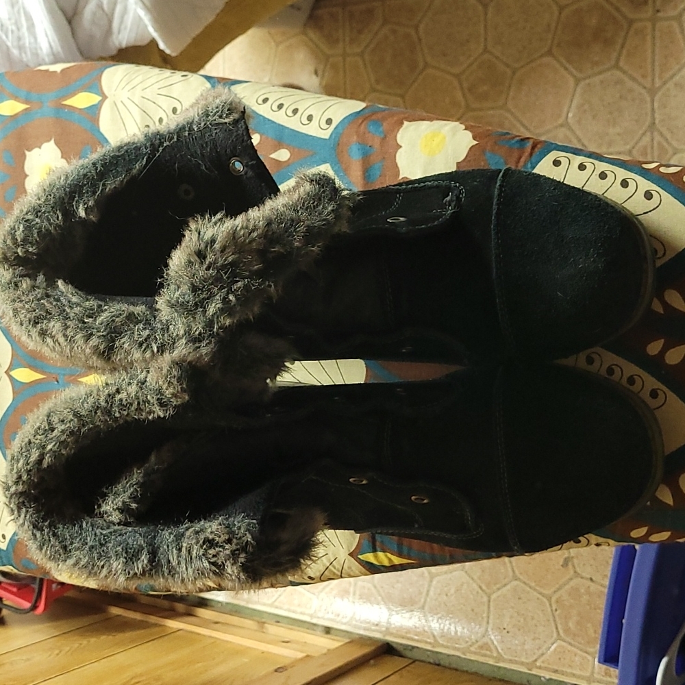 Sports boots size 11 black suede